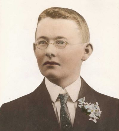 Photo of photos/Robert Kenneth McLennan 1880-1927 wdg portrait 1911